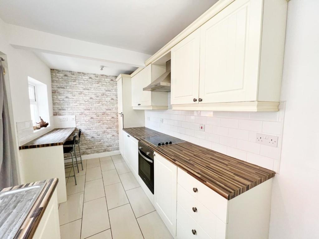 Kitchen 2.jpg