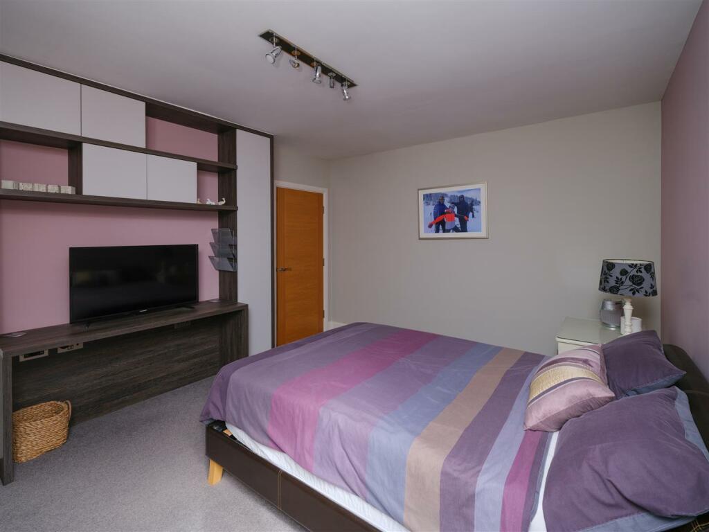 BEDROOM 4