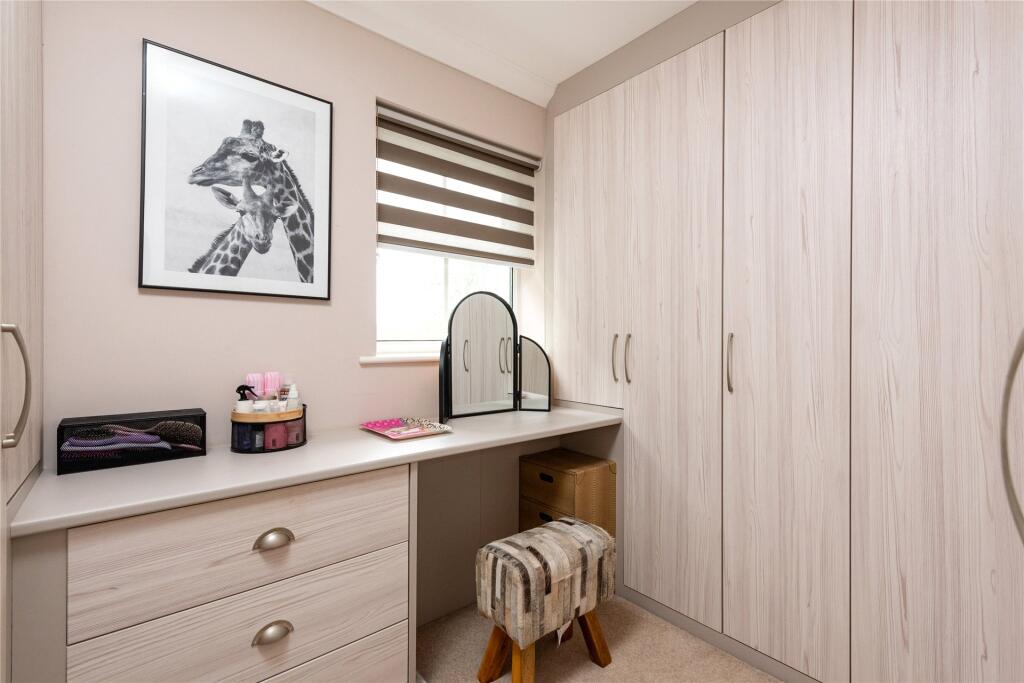 Bed 6/Dressing Area