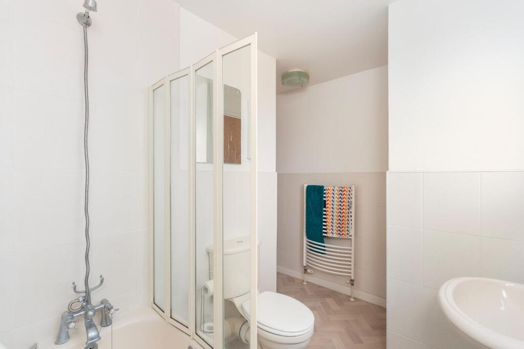 0W6RWW - Bathroom A.jpg
