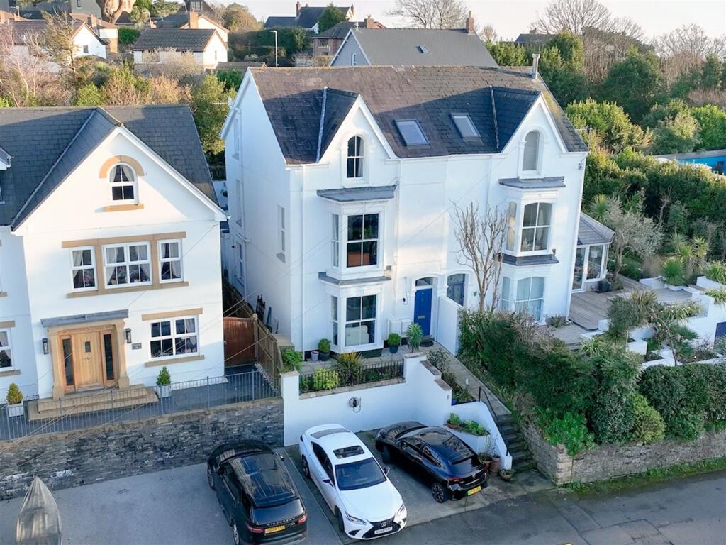 Sequence 01.00_12_46_06.Still020.jpg