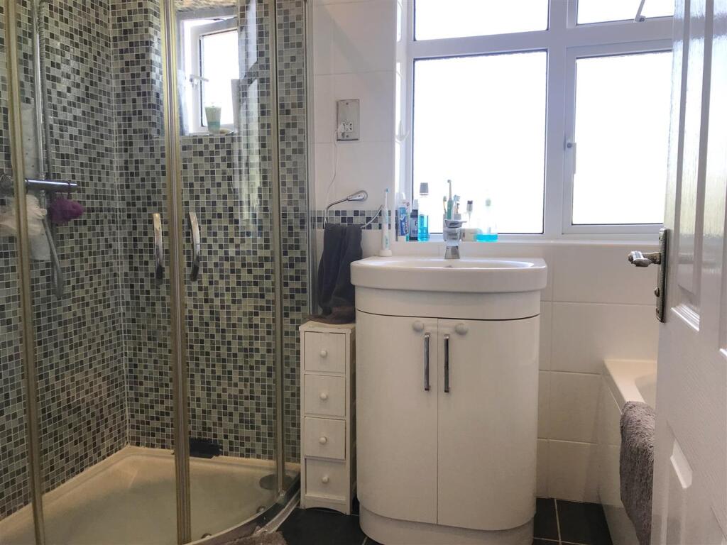 Bathroom 1.JPG