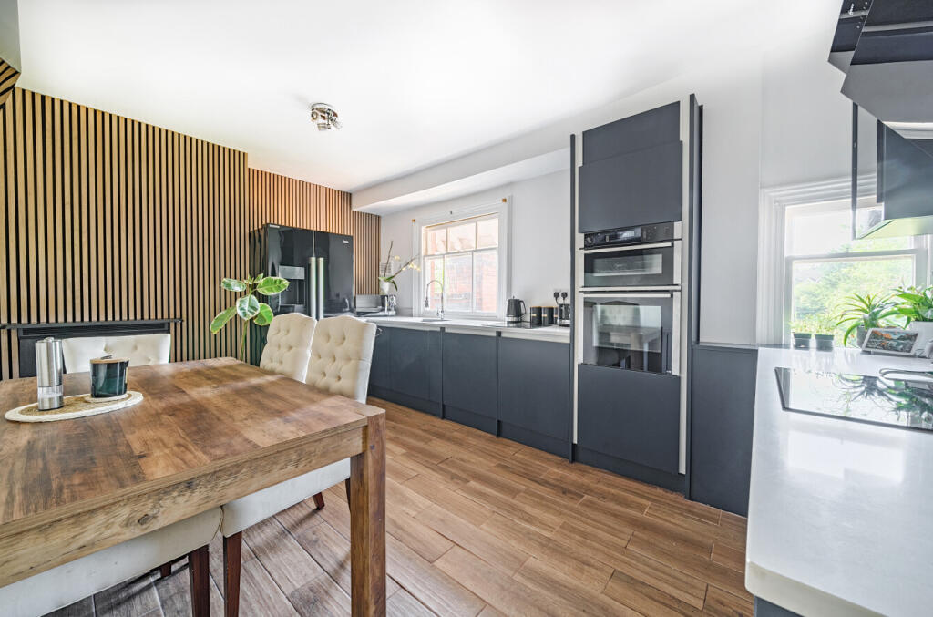 1301755-9-683d582...