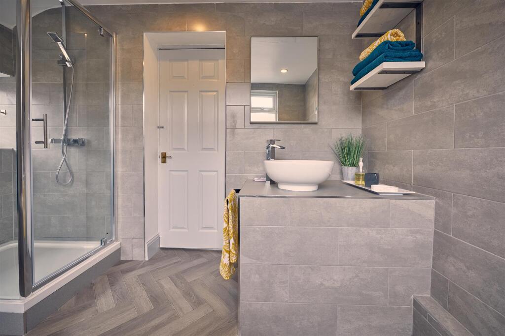 Bathroom 2.jpg
