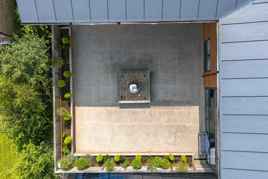 Overhead courtyar...