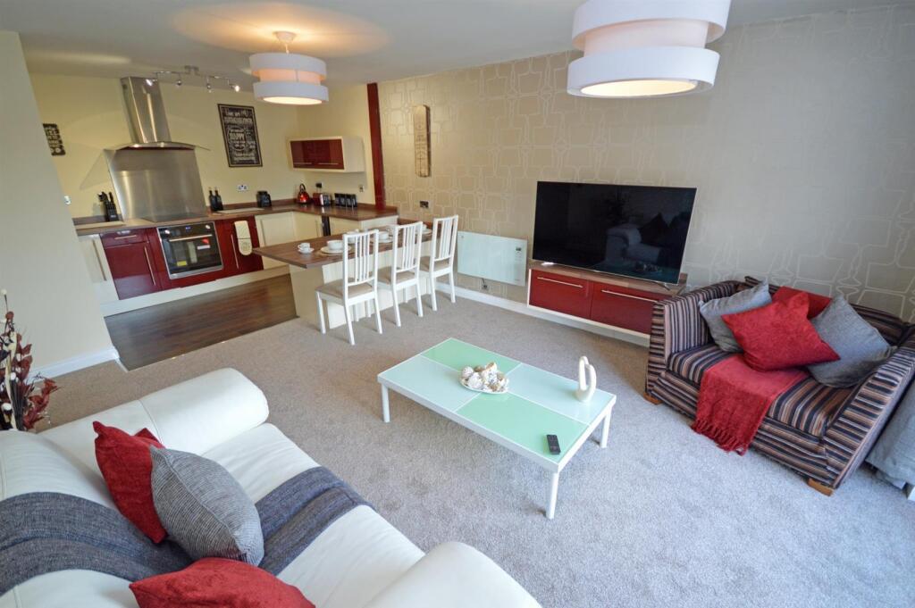 OPEN PLAN KITCHEN/LOUNGE