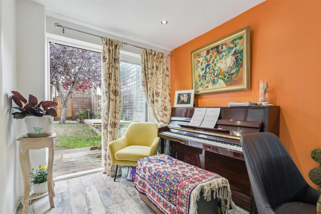 6 Wlkins Close, Mitcham reception 4.jpg