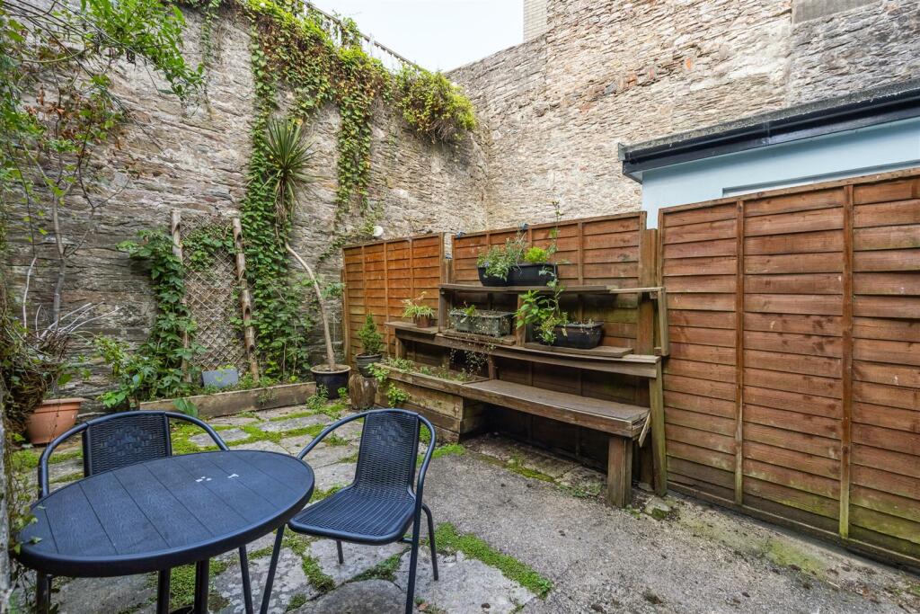 A05 - 16A, Clarence Street Dartmouth - 240916.jpg