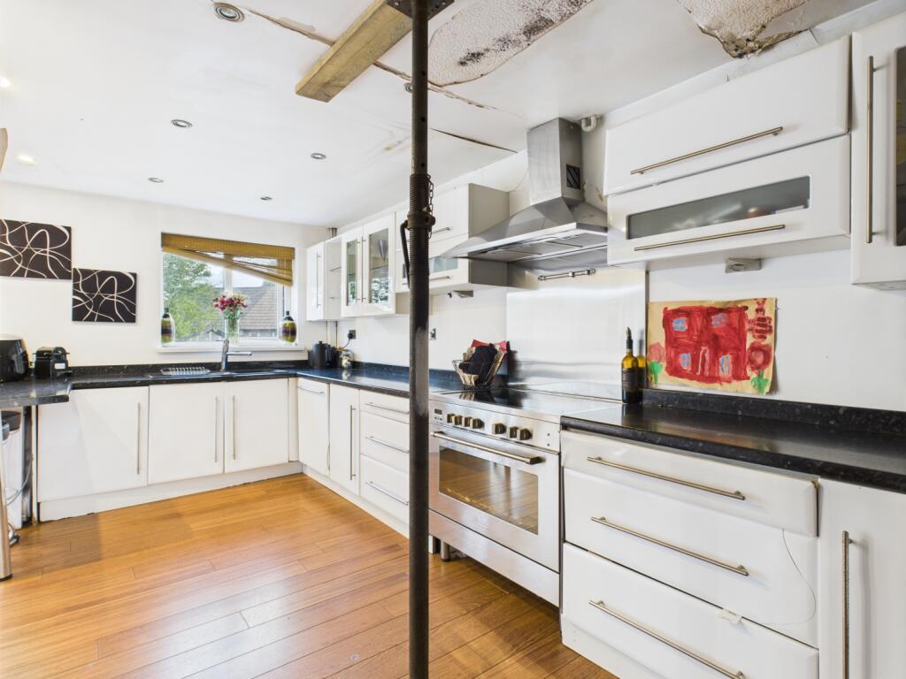 CAM03729G0-PR0081-STILL006