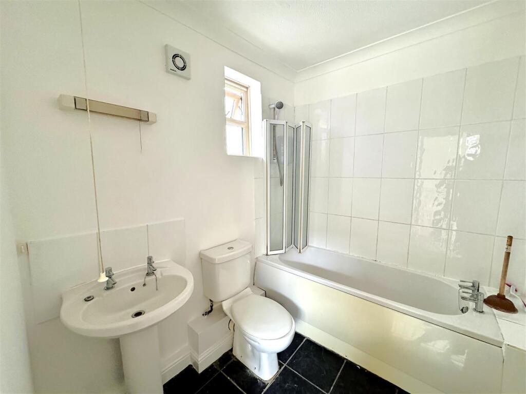 IMG_0758 Bathroom.jpg