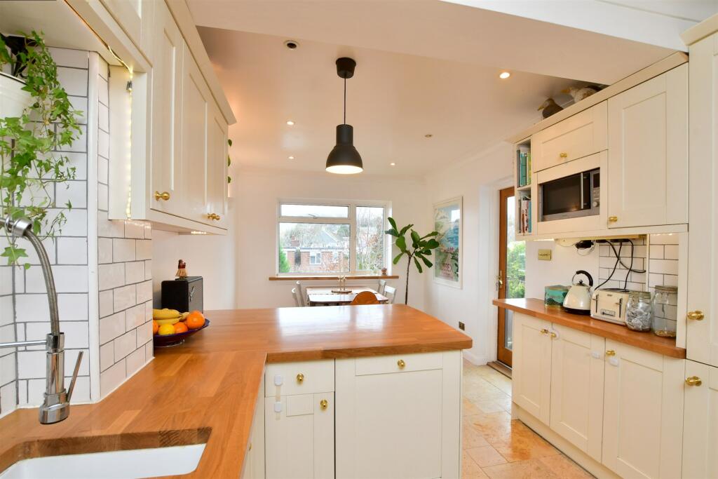 Kitchen/ Breakfast Room