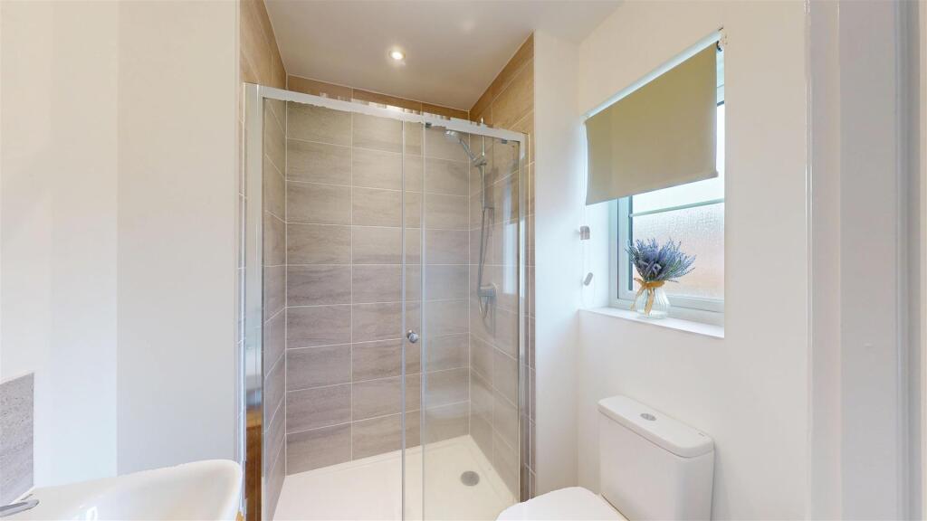 Lupin Drive 3, En-Suite.jpg
