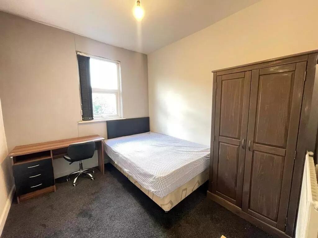 A well-maintained double bedroom featuring a co...
