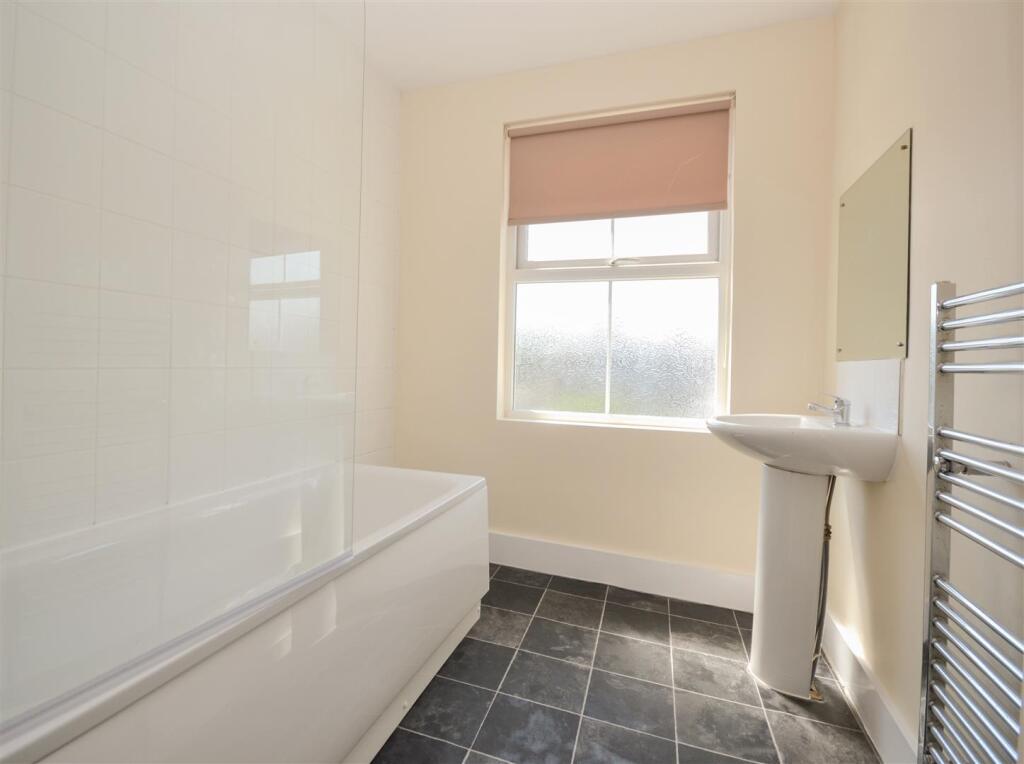 10-Bathroom 2.jpg