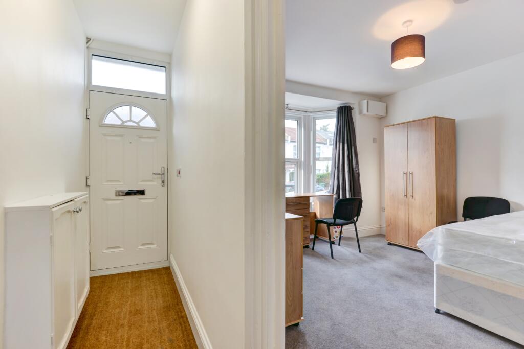 28 Gordon Road hallway-bed 1