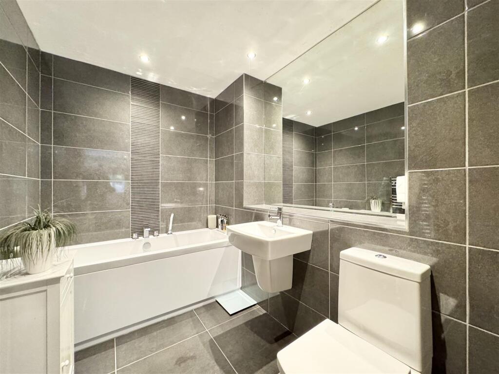 En-Suite Bathroom