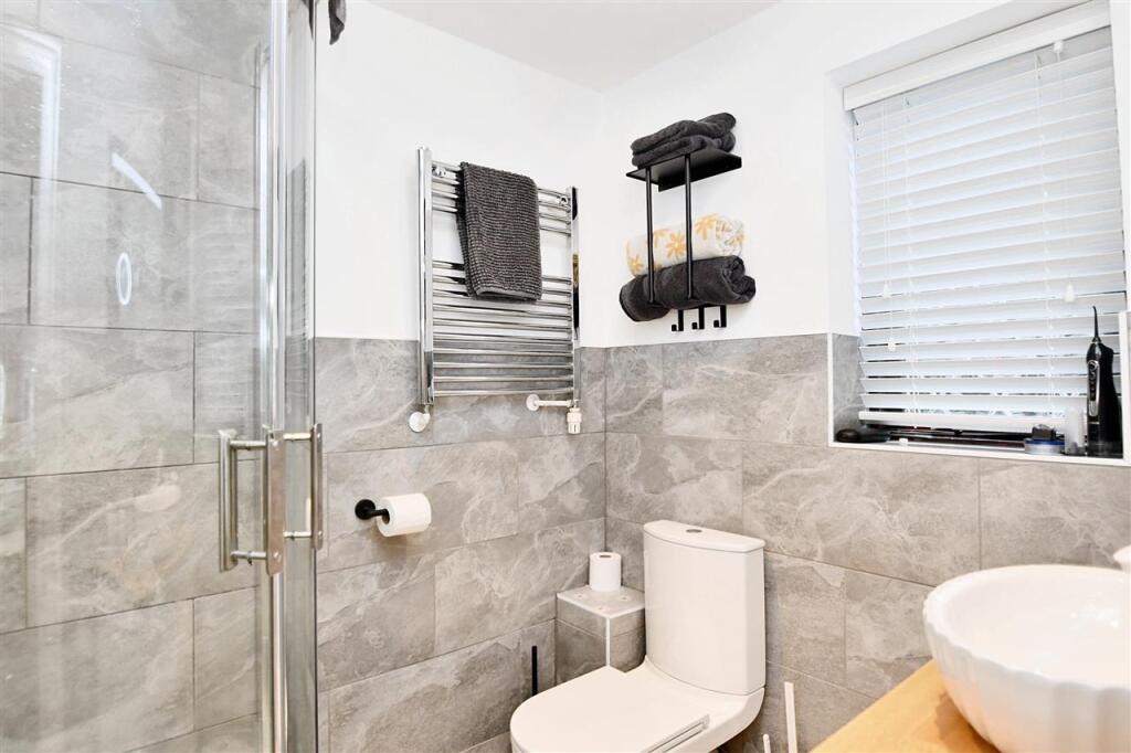 EN-SUITE SHOWER ROOM