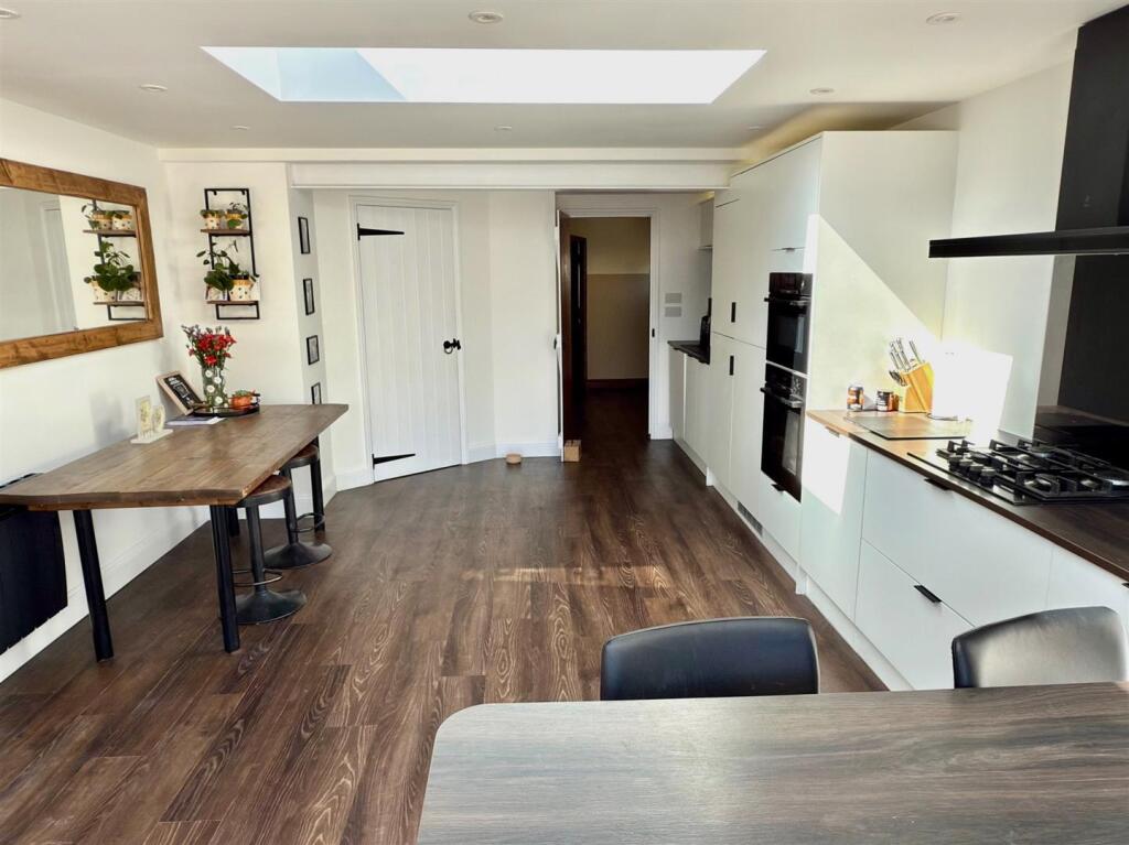 KITCHEN DINER AREA.jpg