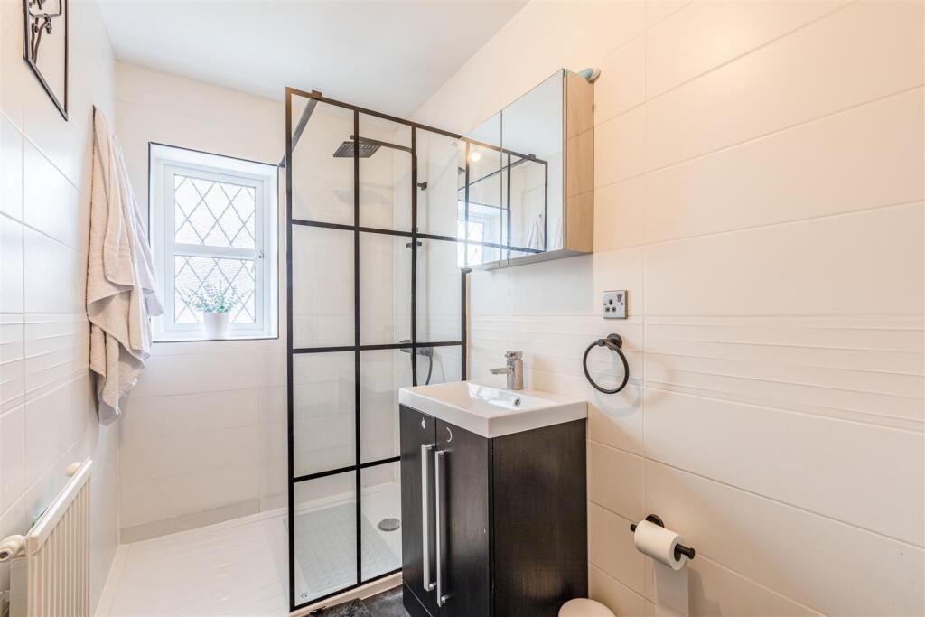 57 Monks Crescent, Addlestone, KT15 1UX - 5.jpg