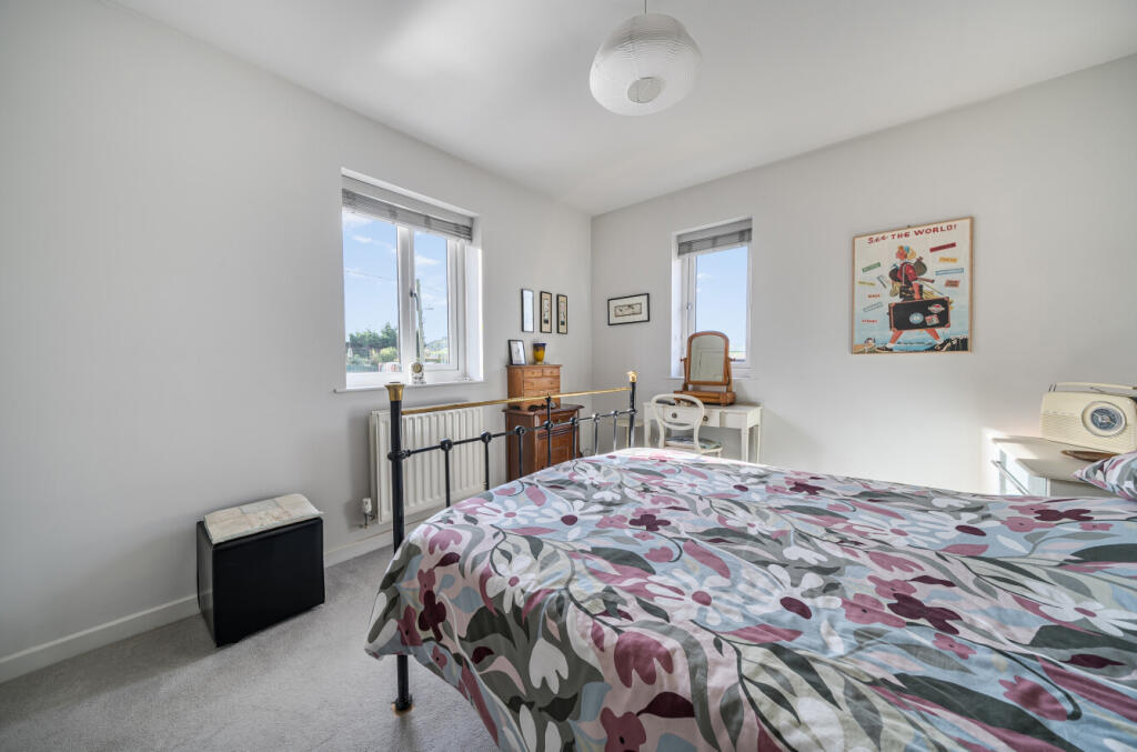 1370683-5-68f8b61...