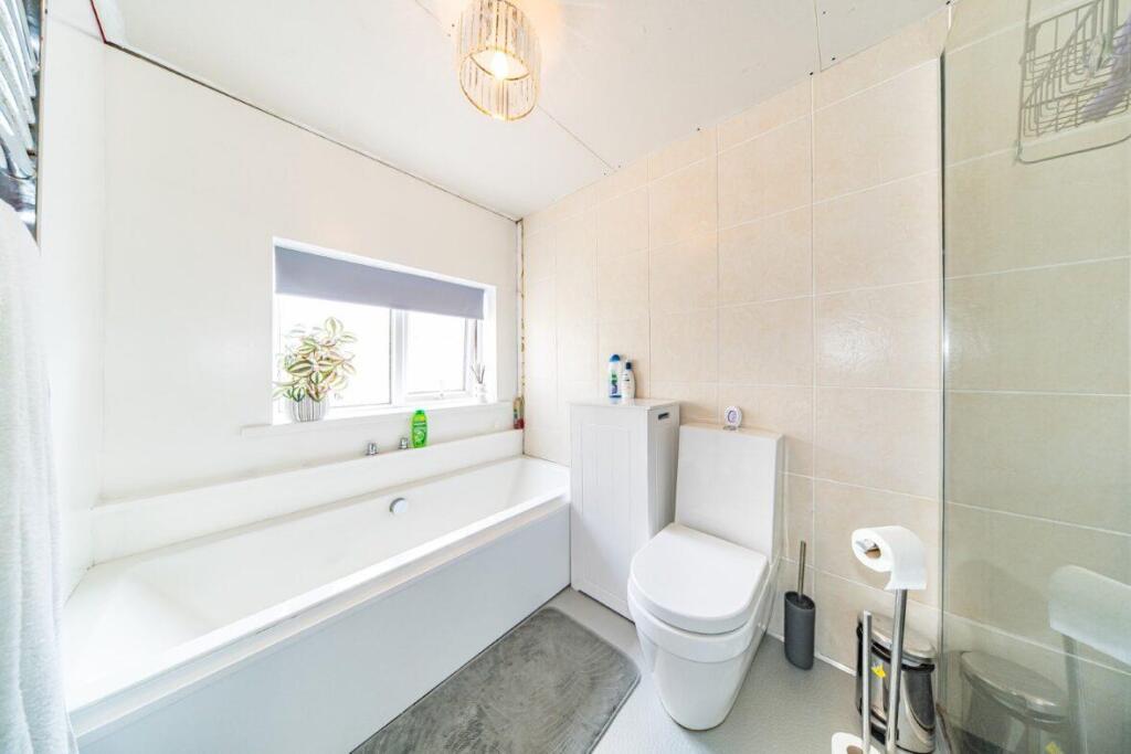 31 Windsor Road bathroom.jpg