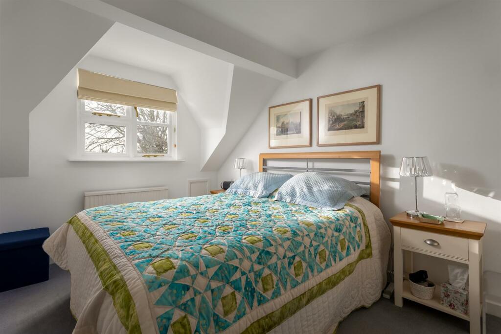 28 - Leah House - SN6 6LQ - Web.jpg