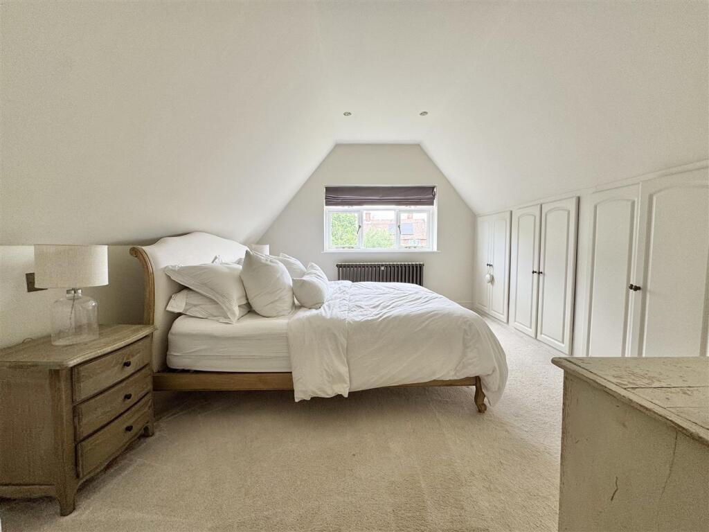 MAIN BEDROOM