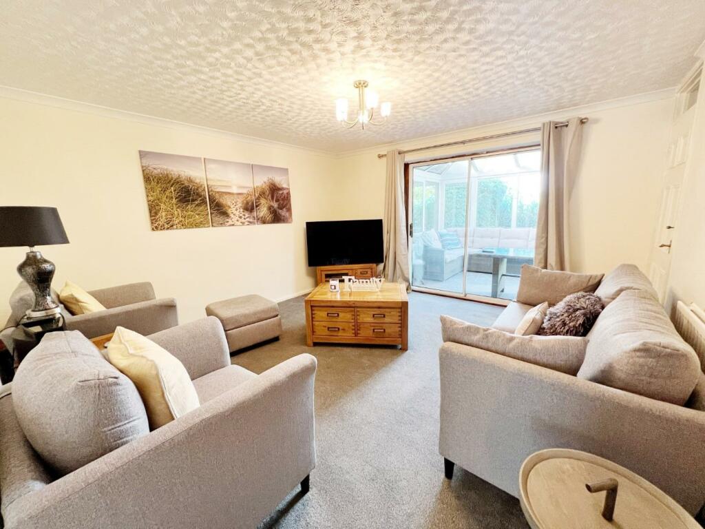 Lounge pic 1.jpg