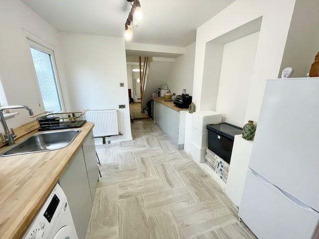 Kitchen 2.jpg