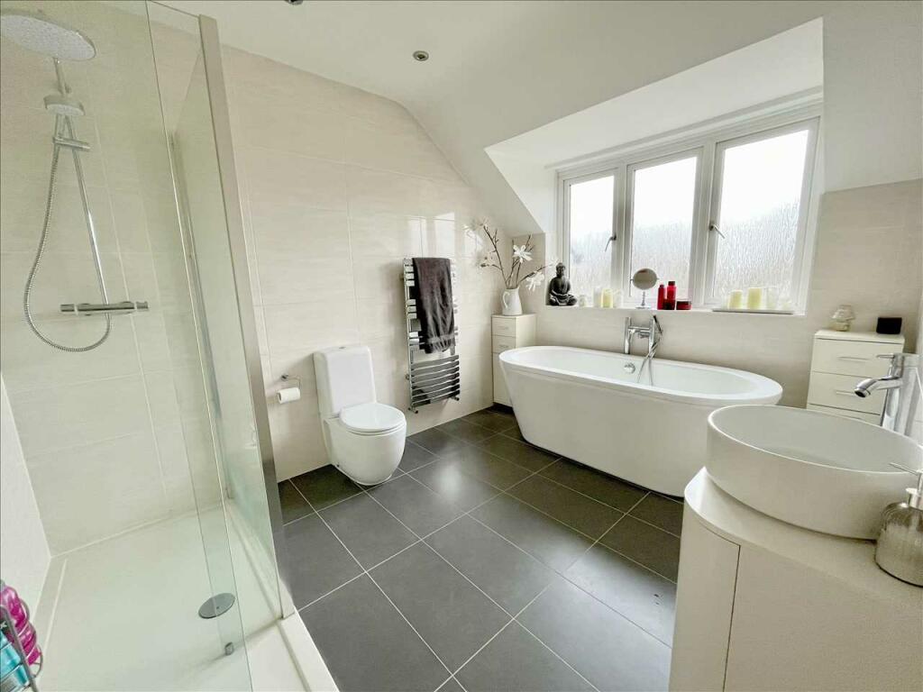 FAMILY BATHROOM/WC