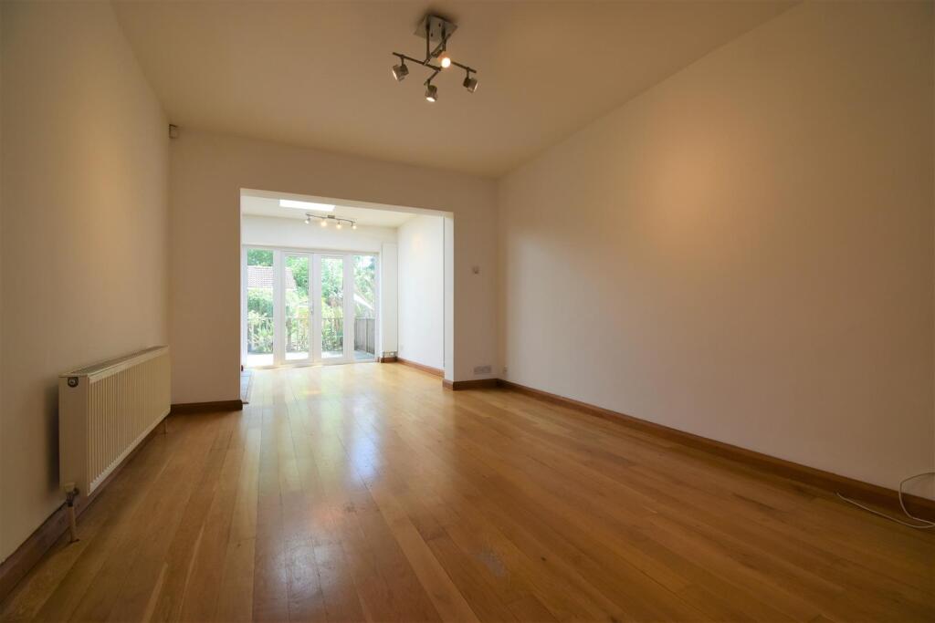 LOUNGE 2.jpg