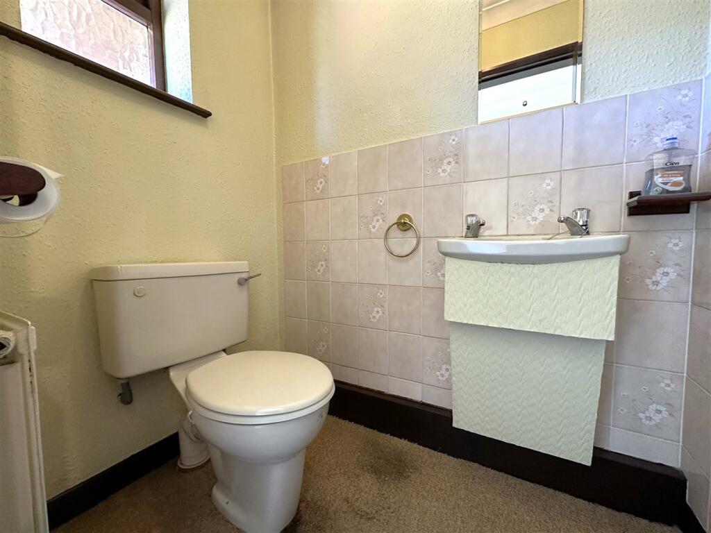 Cloakroom/ W.C. 351