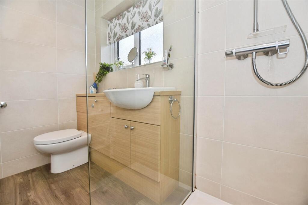 dc0acc35-bathroom.JPG