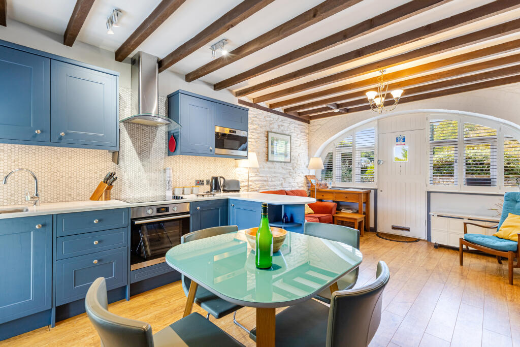 A04 - Hobbit Cottage Noss Mayo - 250912