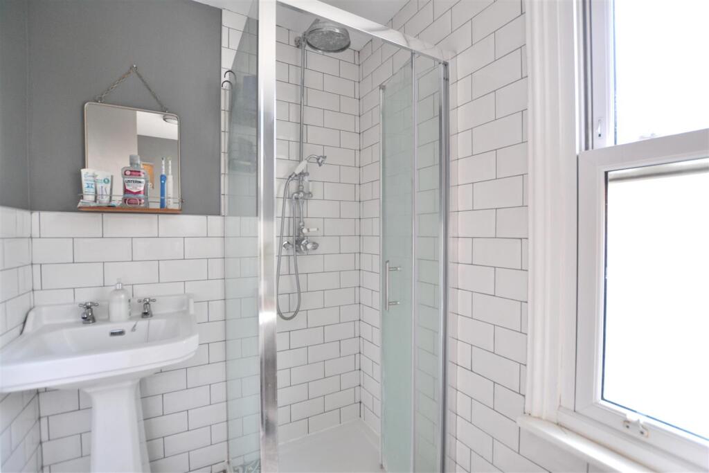 Family Bathroom 1.JPG