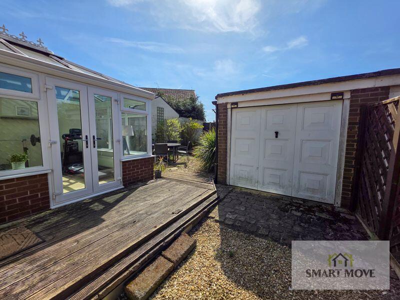 Garage &amp; Rear Garden