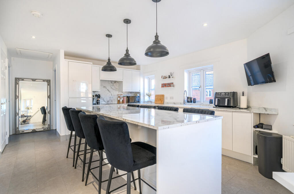 1392895-1-695b8ee...