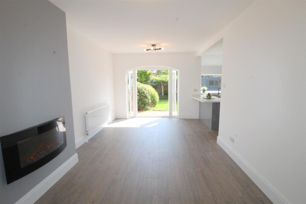 Highbury Road East, 43, lounge.JPG