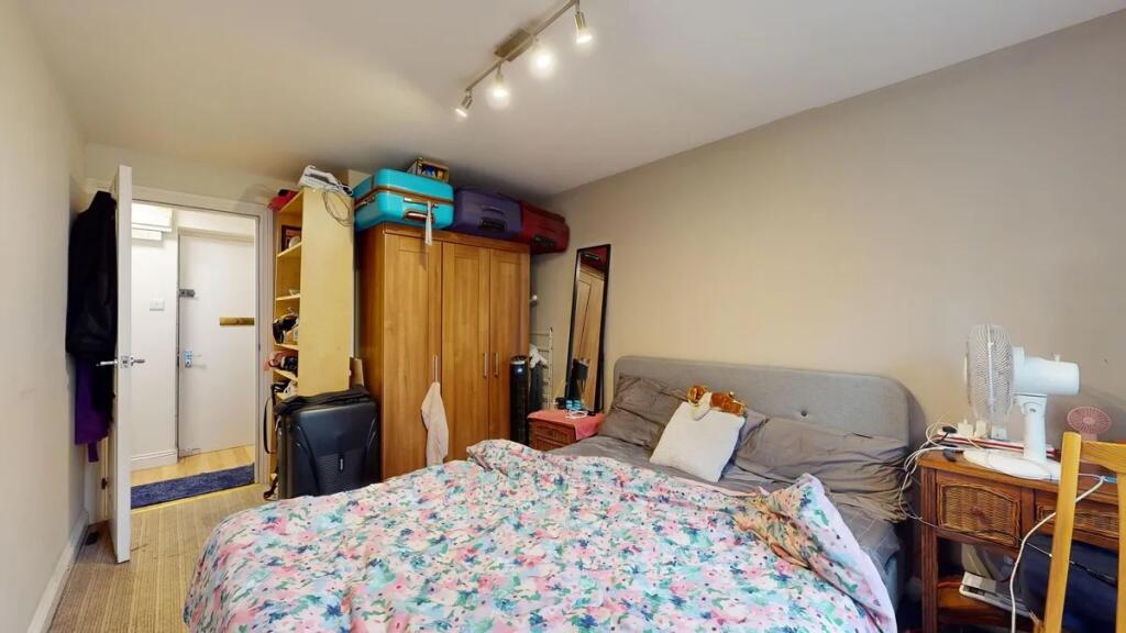 A cozy double bedroom featuring a comfortable b...
