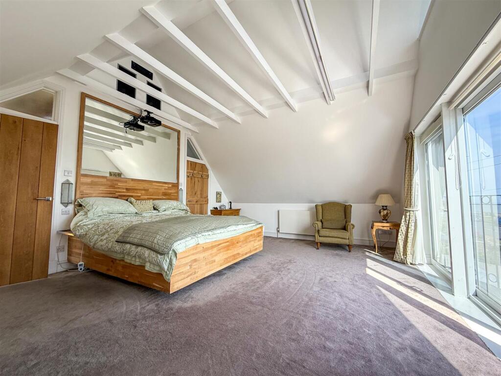 ALTERNATE VIEW OF PRINCIPAL BEDROOM