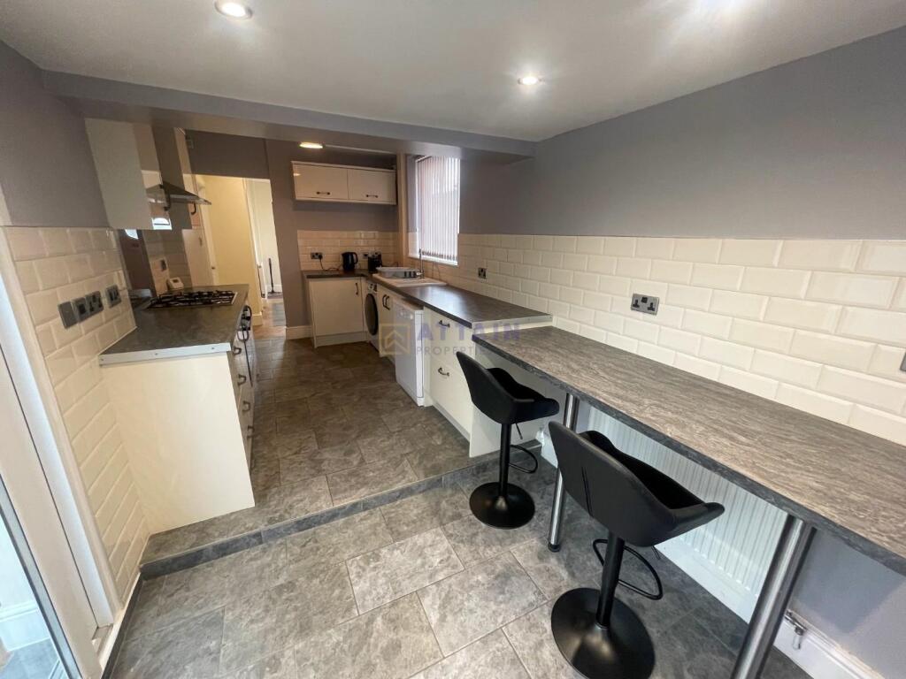 Breakfast bar to kitchen.jpg