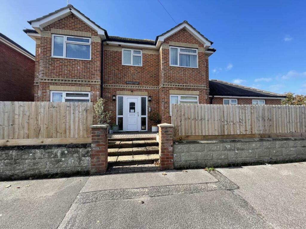 1 Avenue Court Front