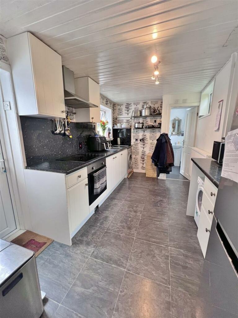 Kitchen 1.JPG