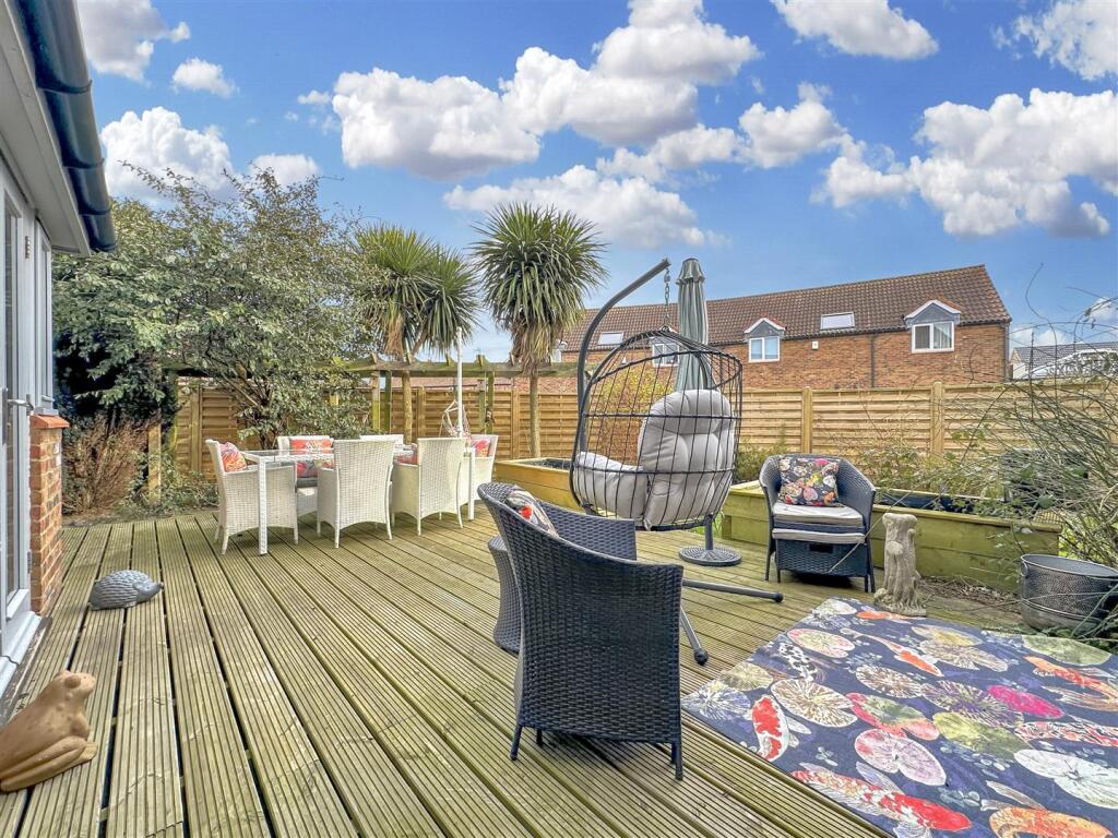 Low-Maintenance Decked Seating Area 051