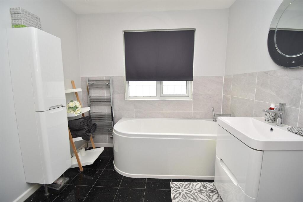 Bathroom-001.JPG