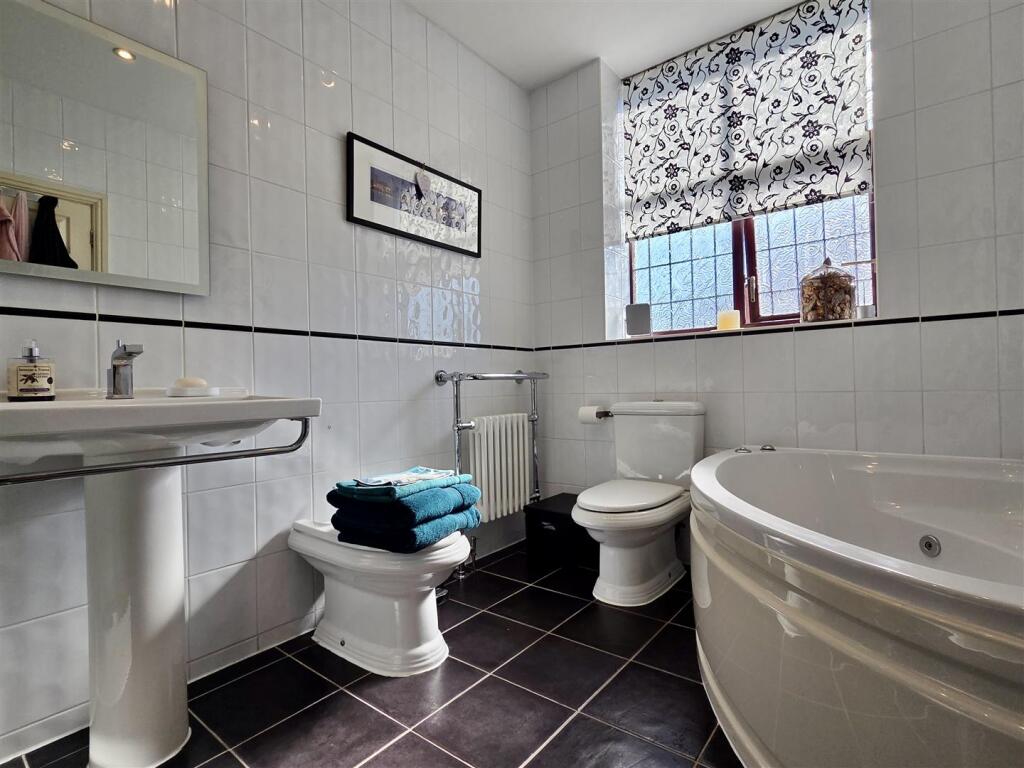 EN SUITE BATHROOM/WC