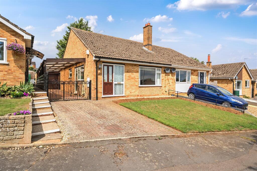 15 Simons Walk, Pattishall (6).jpg