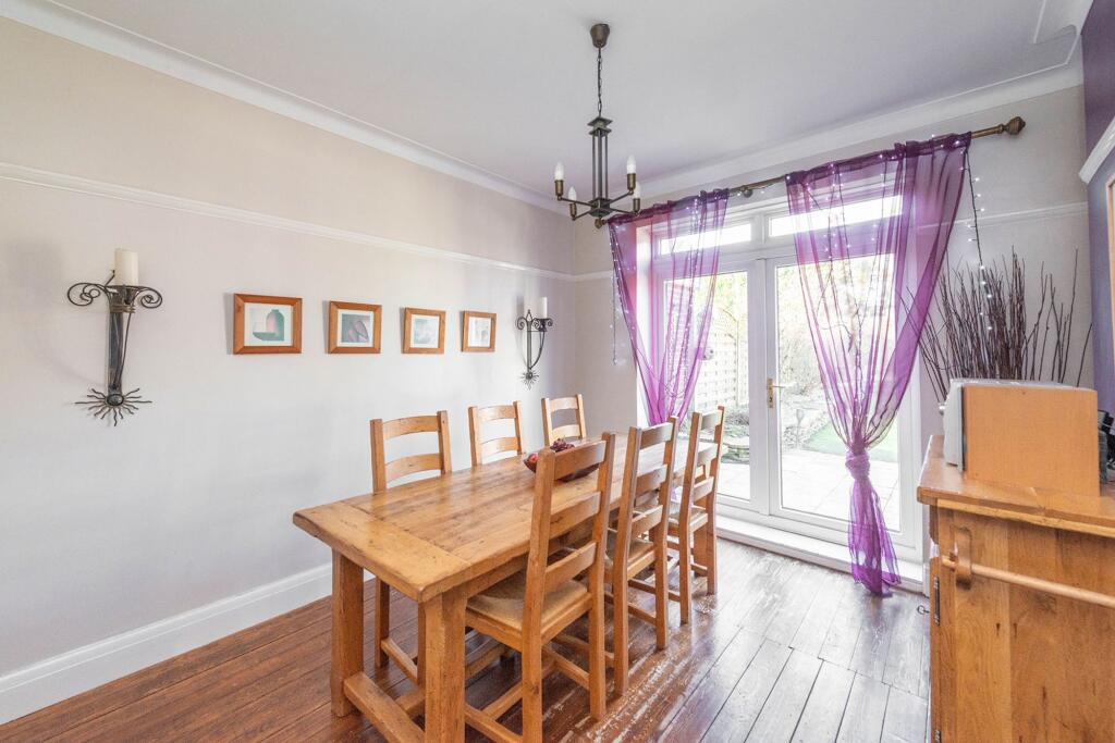 KITCHEN DINER AND LOUNGE
