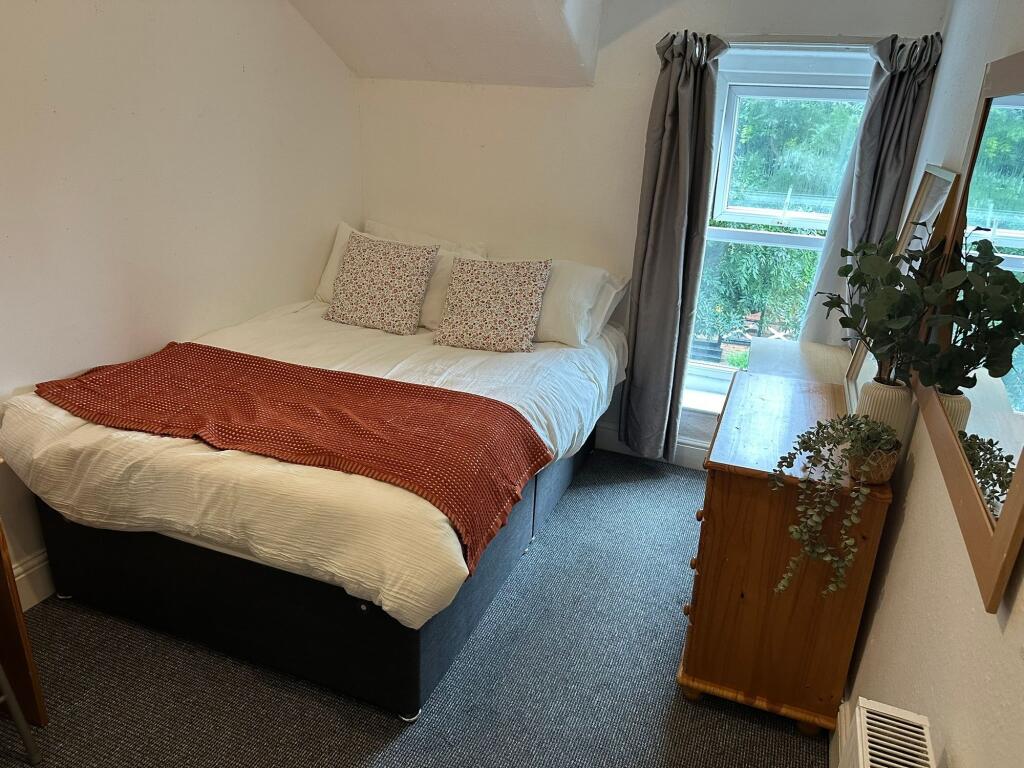 Cozy and well-maintained double bedroom featuri...