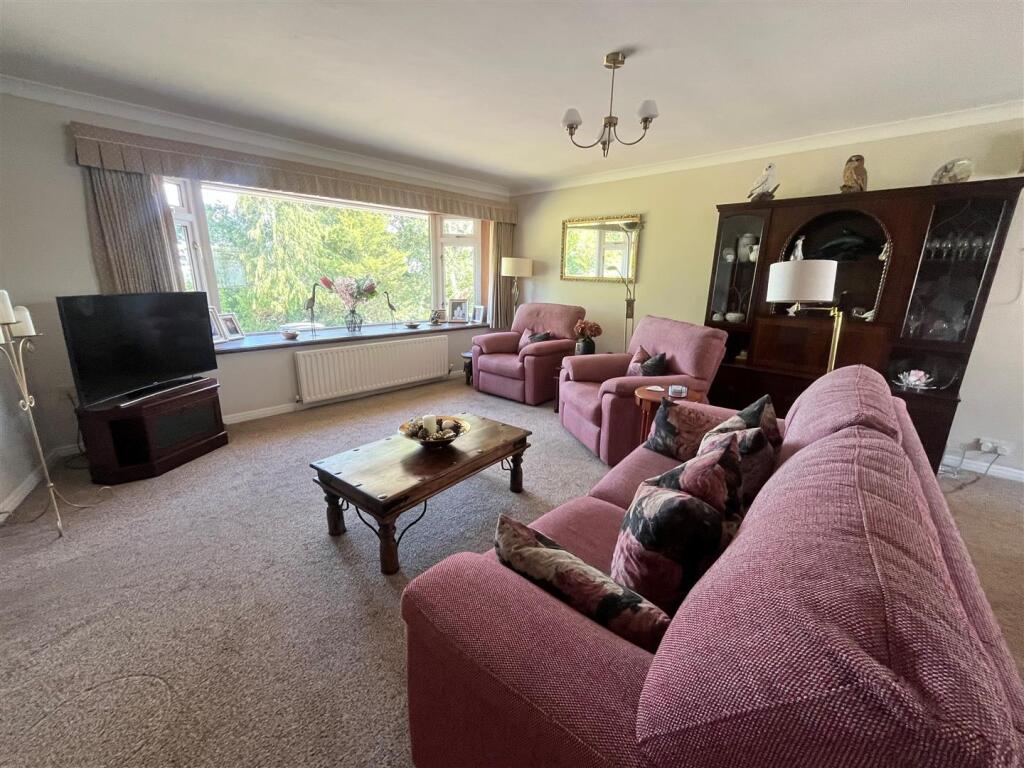 5. Living room 1.jpg
